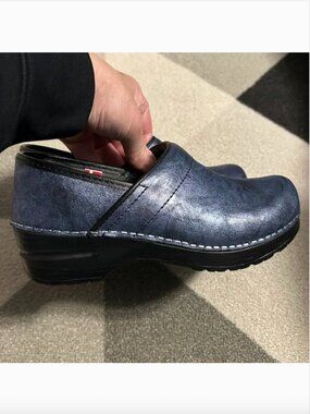 Sanita Signature Leather Metallic Blue Nursing‎ Clogs Women's Size 36 (US 5.5-6)